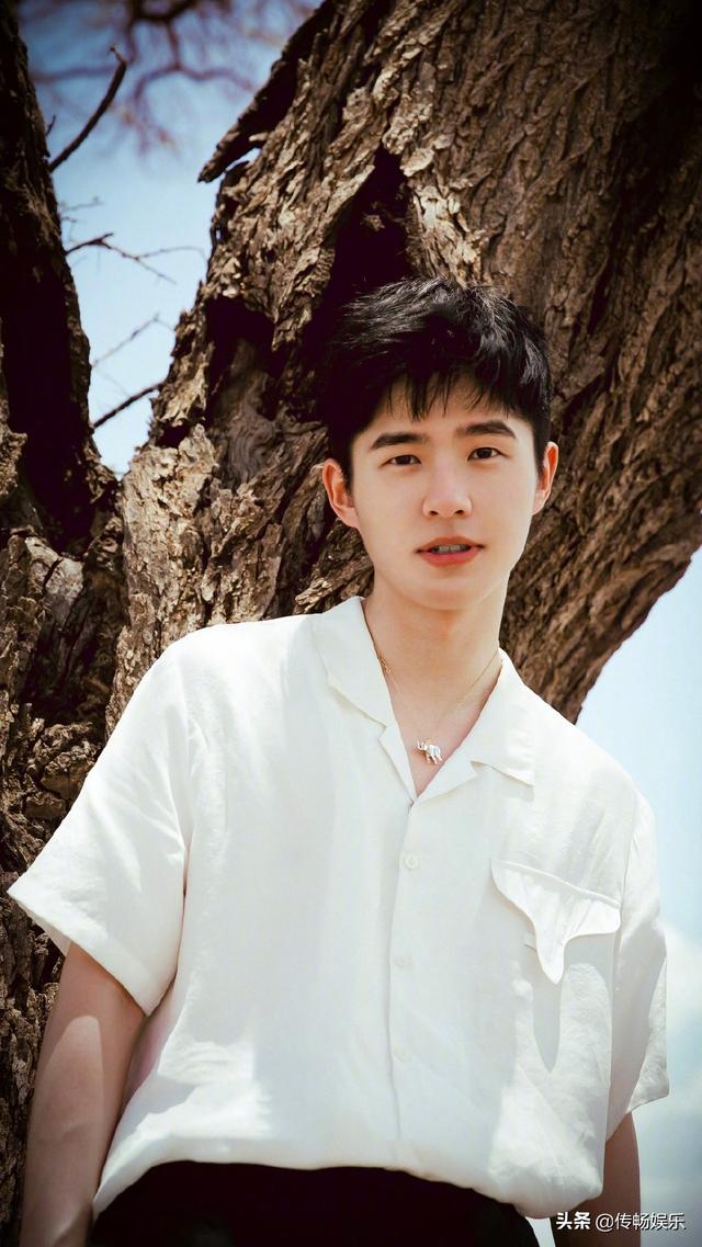 昊然妹妹?双麻花辫造型出演《九州缥缈录》?还空气刘海?